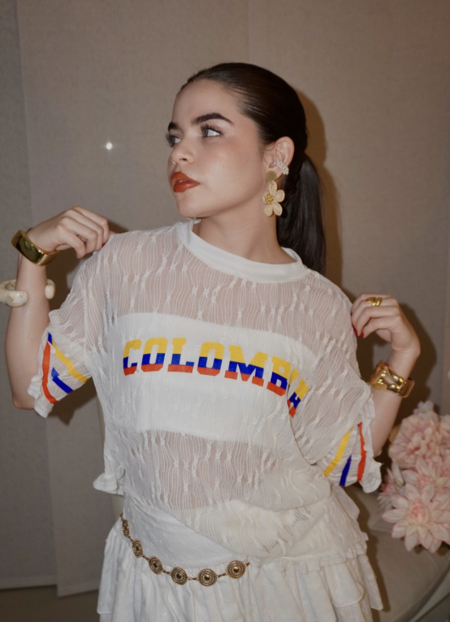 Encaje Luxury Tee Colombia con letras tricolor editorial May Palomino