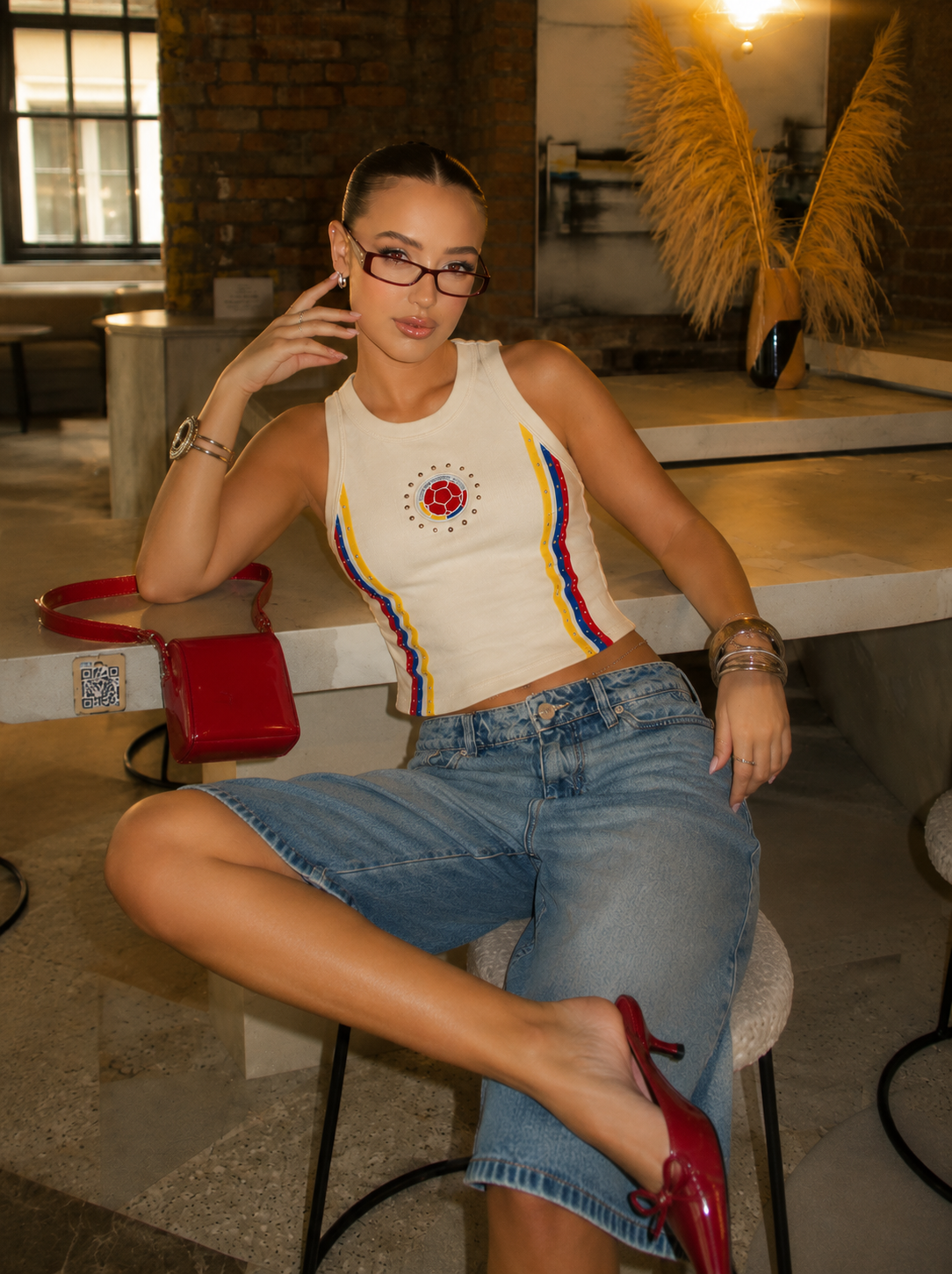Top Colombia tricolor con jeans de mezclilla